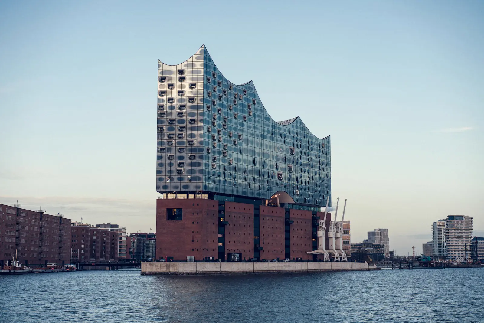 Elbe nehri üzerinde Hamburg Elbphilharmonie ve Speicherstadt