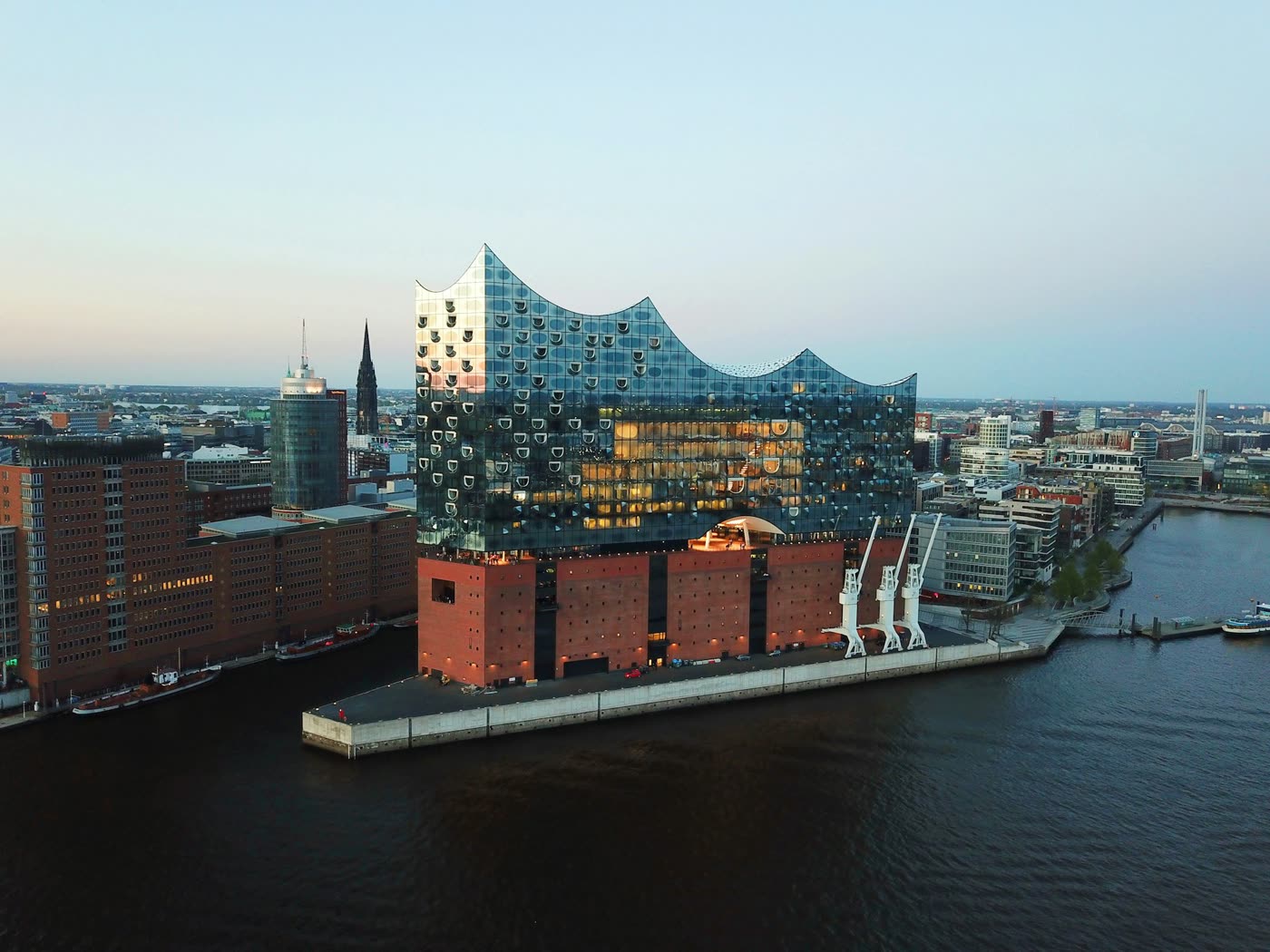 Hamburg Elbphilharmonie ve liman, akşam